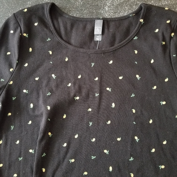 NWT  from Francesca's, ALYA ruffle edge ss shirt - Picture 2 of 4